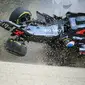 Pebalap McLaren Honda asal Spanyol, Fernando Alonso, mengalami kecelakaan setelah menabrak pebalap Haas F1, Esteban Gutierrez, dan tembok pembatas dalam F1 GP Australia di Sirkuit Albert Park, Minggu (20/3/2016). (AFP/Newspix/Alex Coppel)