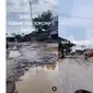 Jelang kedatangan Presiden Jokowi, jalanan rusak Lampung yang viral diperbaiki. (source: Instagram @fakta.indo)