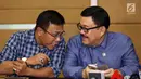 Wakil Ketua Pansus Hak Angket KPK Eddy Kusuma Wijaya (kanan) berbincang dengan anggota Masinton Pasaribu (kiri) saat keterangan pers terkait dugaaan pengadaan alat berat yang dilakukan Ketua KPK, Jakarta, Senin (20/9). (Liputan6.com/Johan Tallo)