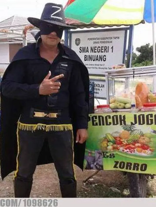 6 Potret Orang Dandan Superhero Jualan Makanan Ini Bikin Ngakak