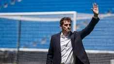 Iker Casillas melambaikan tangan kepada para suporter Real Madrid di Stadion Santiago Bernabeu, Spanyol, Senin (13/7/2015). Real Madrid akhirnya menggelar seremoni kepergian pemain berjuluk Saint Iker itu. (REUTERS/Andrea Comas)