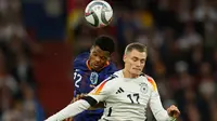 Gelandang serang Jerman Florian Wirtz (kanan) saat berduel dengan bek Belanda Denzel Dumfries pada laga Jerman vs Belanda di UEFA  Nations League (AFP)