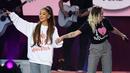 Ariana Grande bersama Miley Cyrus membawakan lagu dalam konser amal bertajuk "One Love Manchester" di Manchester, Minggu (4/6). Konser itu untuk mengenang dan menggalang dana bagi para korban bom di konser Ariana Grande 22 Mei silam. (Dave Hogan via AP)