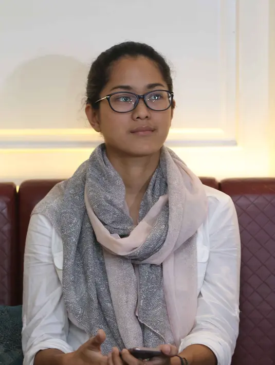 "Emang dari dulu gak suka ke club malam akunya. Kesehariannya aku sih lebih suka di rumah. Ngapain kek, ngelukis. Dari dulu sukanya ke alam terbuka kayak ke gunung, desa mana kek karena udaranya masih segar," pungkas Prisia. (Nurwahyunan/Bintang.com)