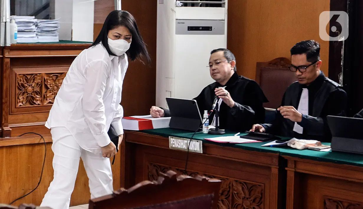 Putri Candrawathi usai menjalani sidang lanjutan dalam kasus pembunuhan Brigadir Yosua Hutabarat dengan agenda sidang pembacaan tuntutan oleh Jaksa Penuntut Umum di Pengadilan Negeri Jakarta Selatan, Rabu (18/1/2023). Pembunuhan terhadap Brigadir J terjadi pada Jumat, 8 Juli 2022 di rumah dinas Sambo nomor 46 yang terletak di Kompleks Polri, Duren Tiga, Jakarta Selatan. (Liputan6.com/Johan Tallo)