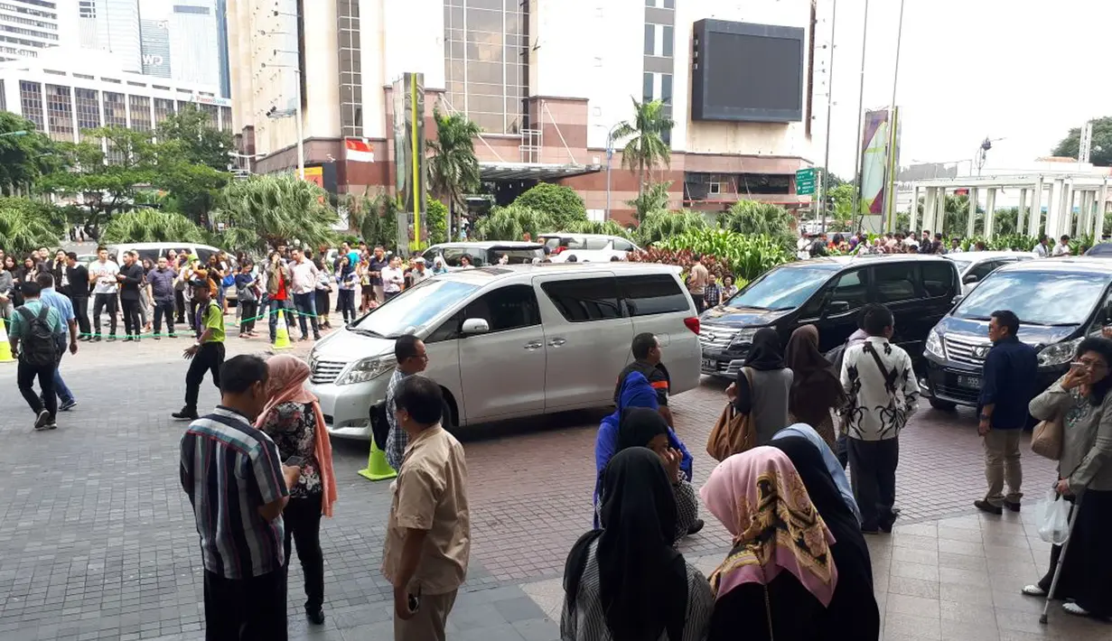 Pengunjung dan karyawan berhamburan keluar dan berkumpul di lobi pusat perbelanjaan Senayan City, Jakarta, Selasa (23/1).  Akibat gempa 6,4 skala Richter, banyak pegawai di gedung bertingkat berlari menyelamatkan diri. (Liputan6.com/Fery Pradolo)