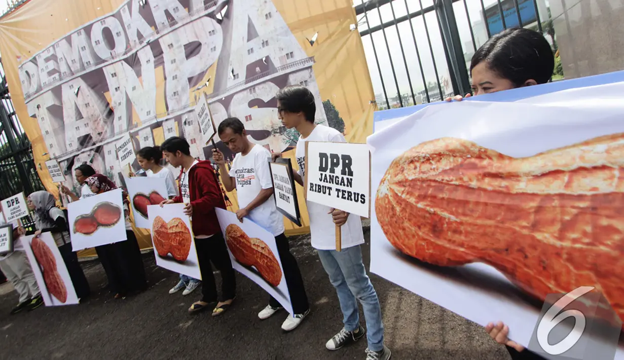 ICW memperingatkan anggota legislatif untuk berperan aktif dalam upaya pemberantasan korupsi dan mengutamakan kepentingan rakyat, Senayan, Jakarta, Selasa (9/12/2014). (Liputan6.com/Faizal Fanani)