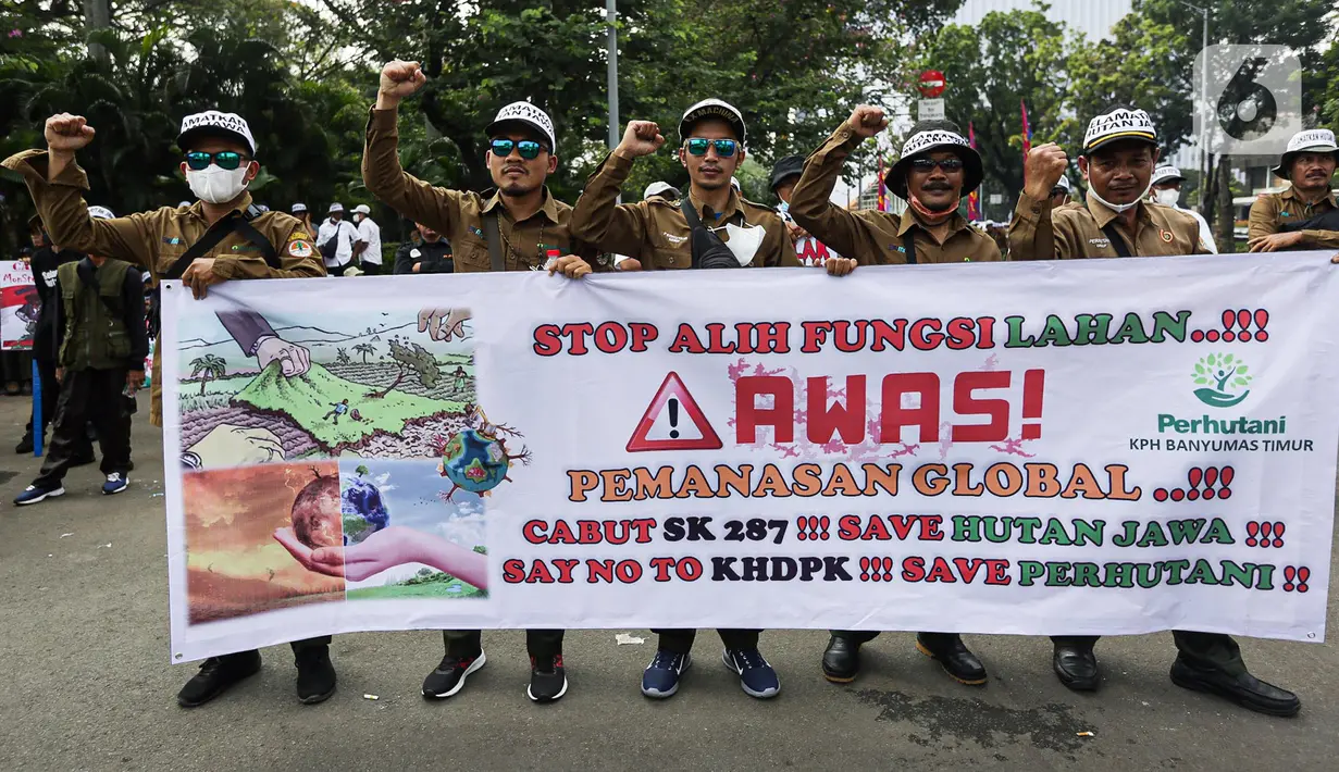 Sejumlah orang yang tergabung dalam karyawan Perhutani membentangkan spanduk bertuliskan aspirasi saat menggelar aksi damai di kawasan Patung Kuda, Jakarta, Rabu (20/7/2022). Massa meminta pemerintah mencabut Surat Keputusan Menteri Lingkungan Hidup dan Kehutanan Nomor: SK.287/MENLHK/SETJEN/PLA.2/4/2022 tentang Penetapan Kawasan Hutan dengan Pengelolaan Khusus (KHDPK) pada Sebagian Hutan Negara yang Berada pada Kawasan Hutan Produksi dan Hutan Lindung di Provinsi Jawa Tengah, Provinsi Jawa Timur, Provinsi Jawa Barat, dan Provinsi Banten. (Liputan6.com/Faizal Fanani)