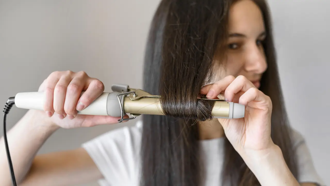 Tak Perlu Catokan, Ini Cara Menata Rambut Panjang Tanpa Alat Pemanas [Dok/freepik.com]