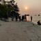 Warga menyaksikan matahari tenggelam (sunset) di Pulau Pari, Kepulauan Seribu, Jakarta pada 3 Agustus 2019. Pulau Pari mempunyai keindahan saat matahari terbenam yang dapat dilihat dari Tanjung Renggae. (Liputan6.com/Herman Zakharia)