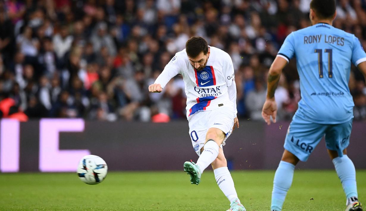 Gol Lionel Messi pun dicetak dari luar kotak penalti. Selain menyumbang satu gol dalam laga ini, dia juga menyumbang satu assist. (AFP/Franck Fife)