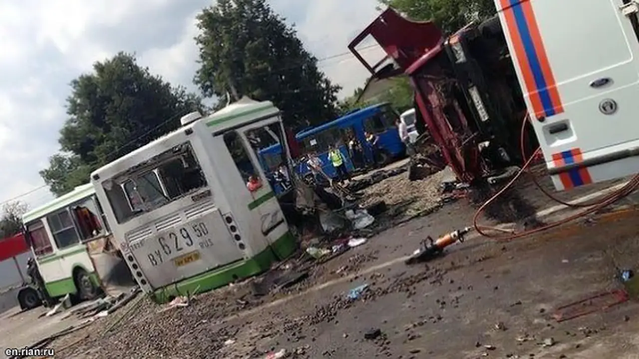 truk-tabrak-bus130713c.jpg