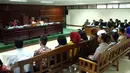 Terdakwa kasus suap gas alam Bangkalan Fuad Amin mendengarkan keterangan saksi dalam sidang lanjutan di Pengadilan Tipikor, Jakarta, Kamis (13/8). Agenda sidang Mantan Bupati Bangkalan itu guna mendengarkan keterangan 25 saksi. (Liputan6.com/Helmi Afandi)
