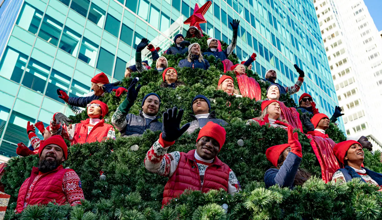 Mirip dengan tahun-tahun sebelumnya, parade ini akan menampilkan penampilan dari The Radio City Rockettes dan diakhiri dengan penampilan dari Santa Claus sendiri. (AP Photo/Peter K. Afriyie)