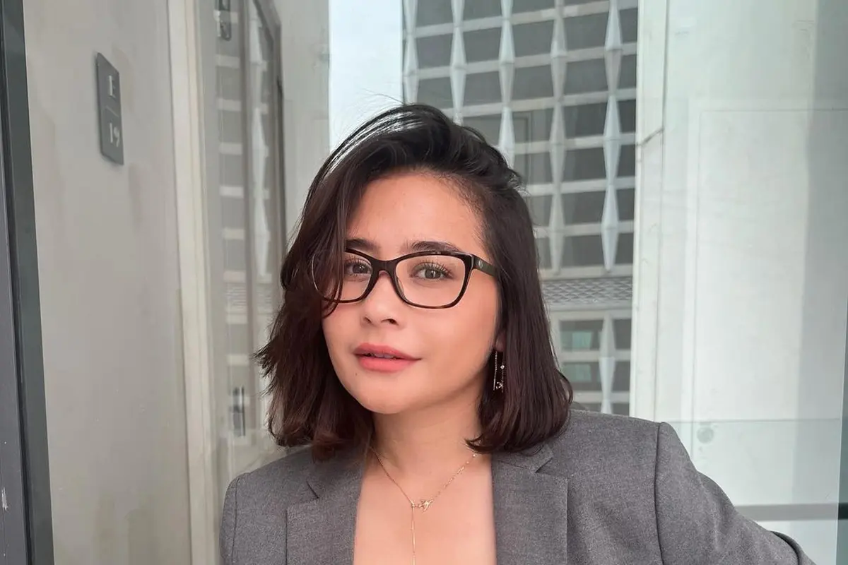 8 Inspirasi Outfit Ngantor dari Prilly Latuconsina Khas Budak Korporat Bertubuh Petit