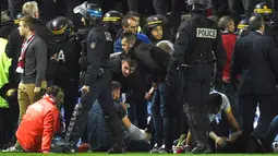 Sekitar 29 suporter mengalami luka-luka akibat terjatuh dari tribun saat Amiens melawan Lille LOSC  di Licorne stadium, Amiens, (30/9/2017). Laga tersebut akhirnya ditunda. (AFP/Francois Lo Presti)