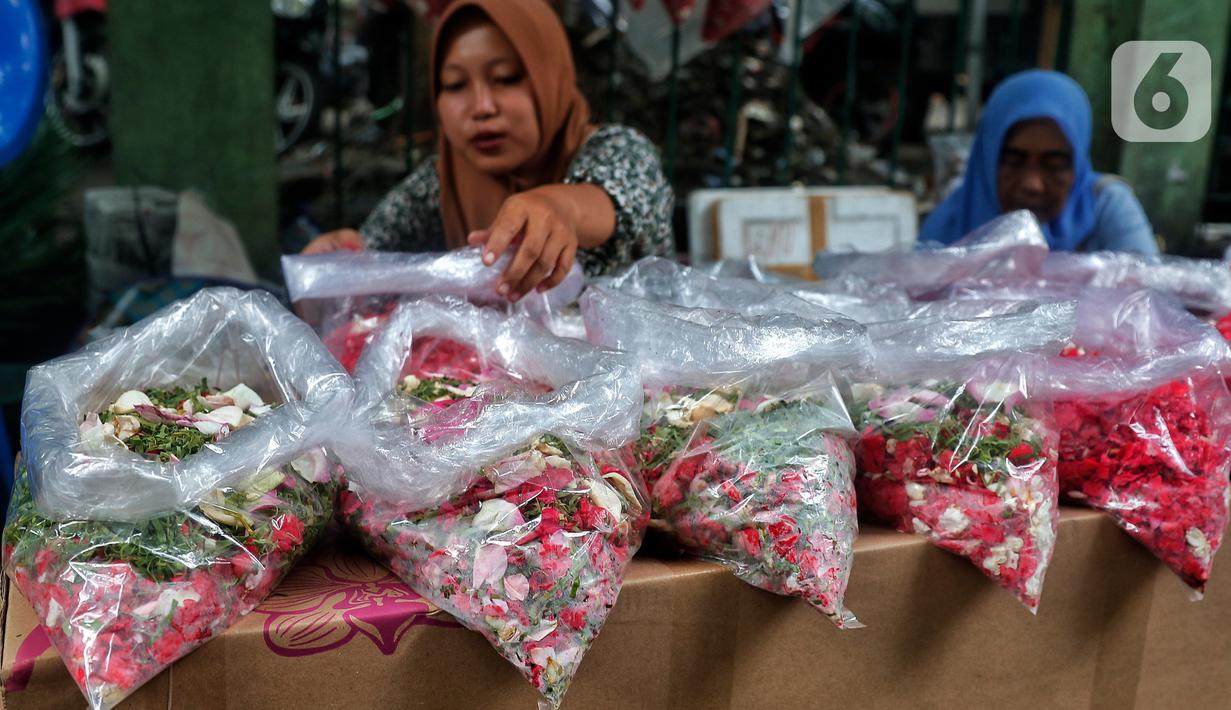 Warga membeli bunga tabur di pasar bunga Rawa Belong, Jakarta, Jumat (17/3/2023). Penjualan bunga tabur mengalami peningkatan saat tradisi ziarah kubur menjelang bulan Ramadhan. (Liputan6.com/Angga Yuniar)