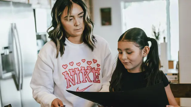 Langkah pertama dalam mengajarkan anak untuk berani mengatakan "tidak" adalah dengan memberikan contoh yang baik.