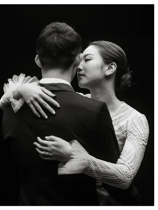 Shanju juga tampak tak mengenakan aksesori berlebihan lainnya. Ia hanya tampak mengenakan anting dan cincin. Foto: Instagram.