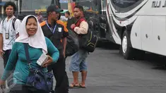 Salah satu penjual jasa penukaran uang di Terminal Pulogadung, Jakarta, Jumat (10/7/2015). BI mengaku terus mewaspadai maraknya peredaran uang palsu selama Ramadan dan menjelang Idul Fitri. (Liputan6.com/Herman Zakharia)