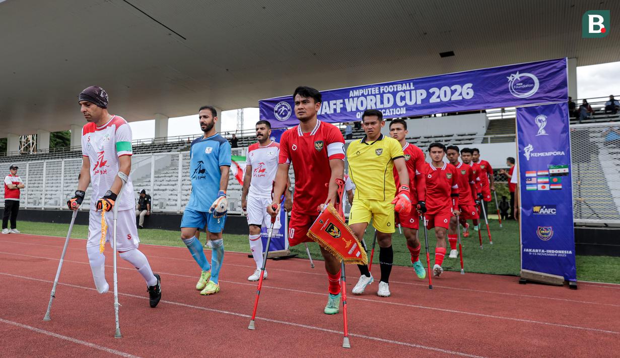 <p>Pemain Timnas Amputasi Indonesia dipimpin oleh ⁠Aditya memasuki lapangan pertandingan dalam laga Grup A Kualifikasi Piala Dunia Amputasi 2026 melawan Iran di Stadion Madya, Senayan, Jakarta, Kamis (13/11/2025). (Bola.com/Bagaskara Lazuardi)</p>