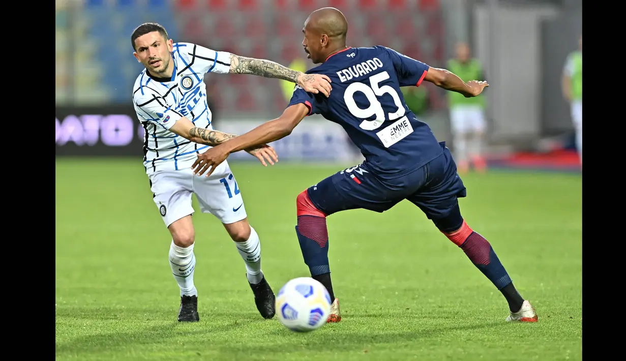 Kegigihan Crotone membuat Inter kesulitan di babak pertama. Dua tendangan terukur Stefano Sensi (kiri) bisa diamankan oleh kiper tuan rumah. (Foto: AFP/Giovanni Isolino)