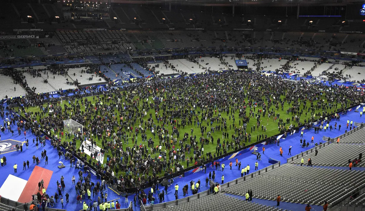 Penonton laga persahabatan antara Prancis melawan Jerman tertahan di dalam stadion karena ancaman bom dan penyerangan bersenjata di Stadion Stade de France, Prancis, Jumat (13/11/2015). (AFP Photo/Franck Fife)