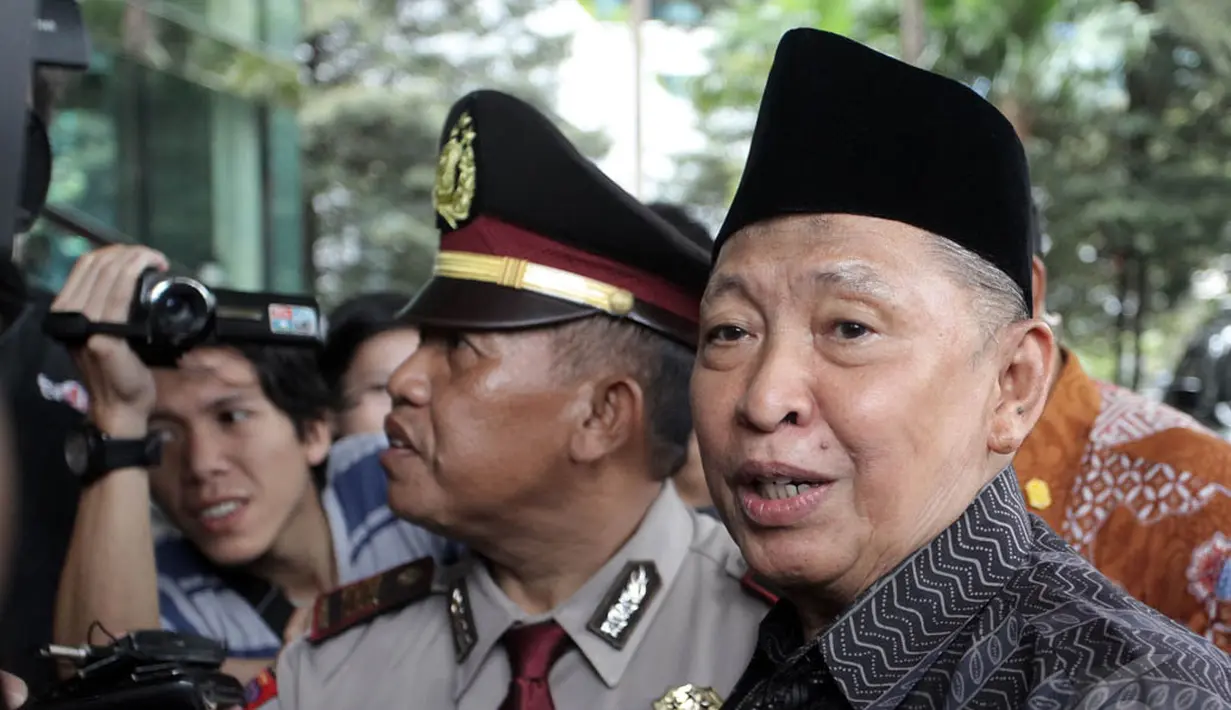 Kedatangan Hamzah Haz ke KPK diakuinya untuk menjenguk tersangka Fuad Amin Imron, Ketua DPRD Bangkalan, Kamis (8/1/2015). (Liputan6.com/Miftahul Hayat)