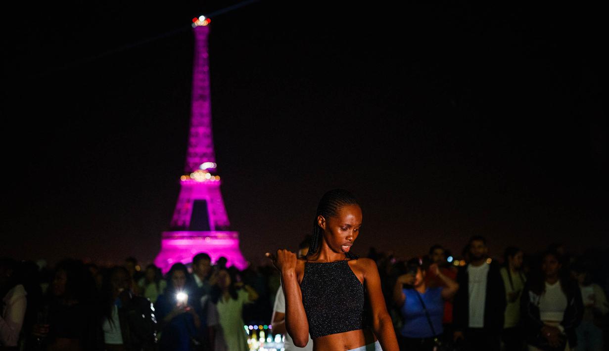 Hal ini dilakukan sebagai salah satu upaya dalam meningkatkan kewaspadaan masyarakat dunia terhadap penyakit kanker payudara. (Dimitar DILKOFF/AFP)