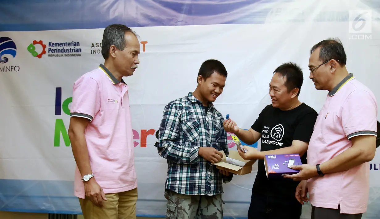 CEO PT SAM Element Indonesia Agustinus Rudy (kedua kanan) menyerahkan modul kit IoT kepada perwakilan peserta IoT Makers Creation di Tangerang, Kamis (25/7/2019). IoT di Tangerang mencoba platform lokal yang dikembangkan oleh SAM Element dalam workshop IoT Makers Creation 2019. (Liputan6.com/HO/Ady)