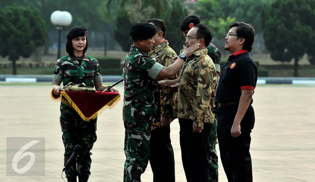Jenderal Panglima TNI Moeldoko memberikan pembaretan dan jaket kepada Pimpinan Redaksi, Jakarta, Selasa (16/6/2015). Pembaretan ini sebagai bentuk penghargaan kepada media yang mempunyai peran penting dalam kehidupan sosial. (Liputan6.com/JohanTallo)