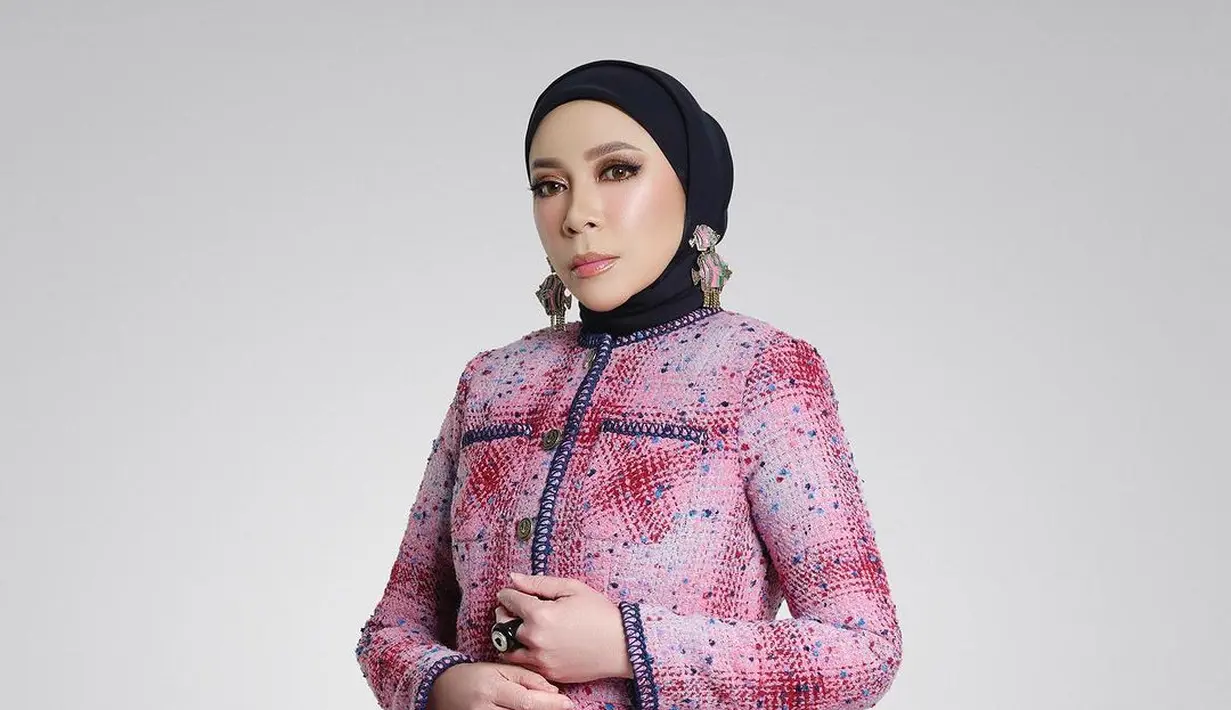 Dalam tampilan formal, Melly Goeslaw kenakan atasan A-Line berpayet. Dipadukan dengan rok dan hijab hitam [@melly_goeslaw]