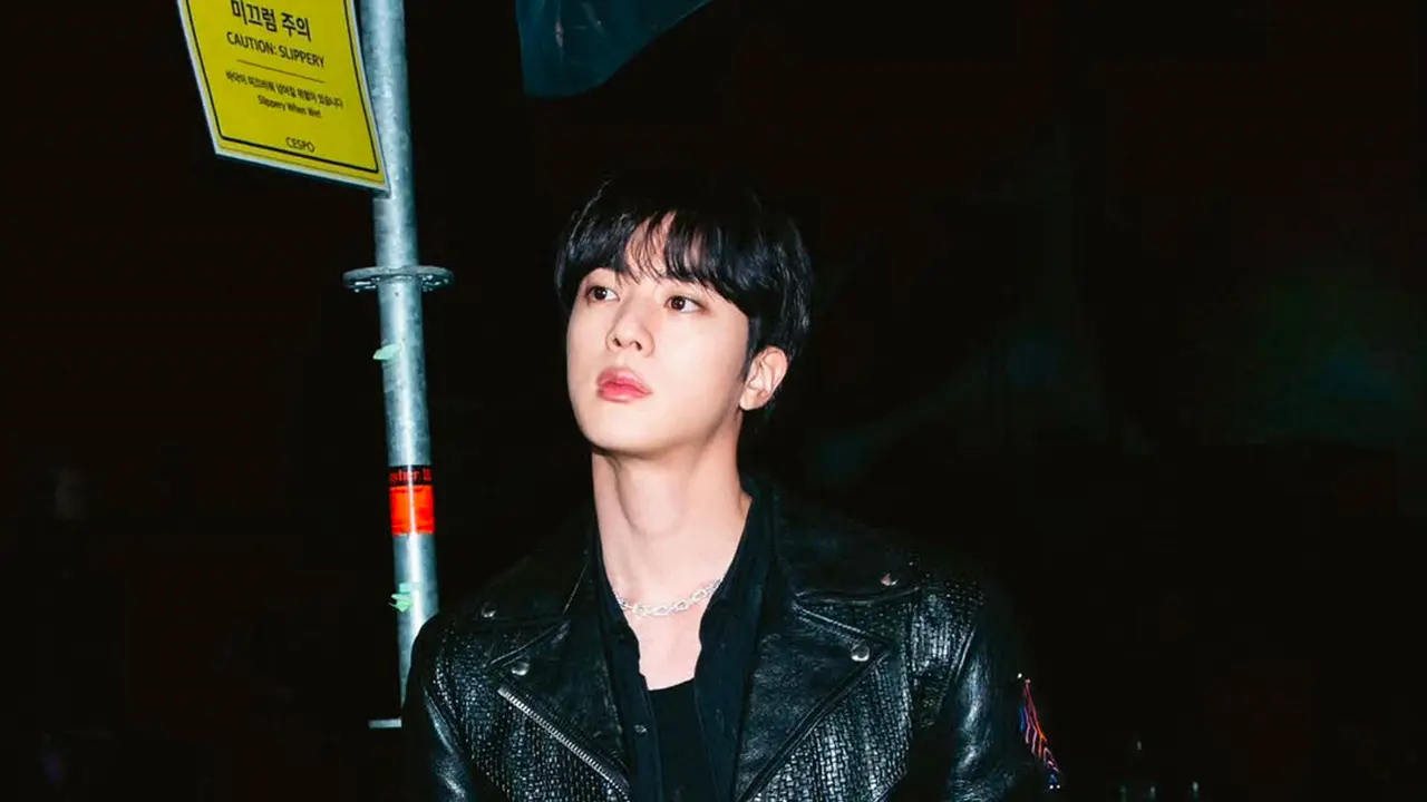 Potret Jin BTS Tampil ala Rocker dalam Balutan CELINE di Konser Coldplay Seoul, Bikin Penonton Heboh