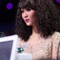 "Hehehe rambut ala nikkiminaj teranyar ... Aneh sih tapi tar pasti jg byk yg ngikutin hihihi" tulis penyanyi goyang ngebor itu dalam keterangan fotonya. (Andy Masela/Bintang.com)