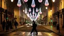 Sejumlah warga yang mengenakan masker berjalan di bawah lampu-lampu Natal dan Tahun Baru pada masa pandemi COVID-19 di Kota Lisbon, Portugal, 17 Desember 2020. Portugal yang memiliki populasi lebih dari 10 juta telah mencatat sebanyak 362.616 kasus COVID-19 dan 5.902 kematian. (Xinhua/Pedro Fiuza)