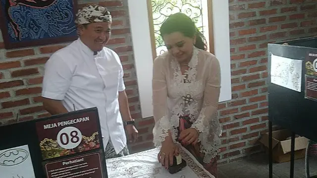 Pemilik Rumah Batik Komar, Komarudin Kudiya dan Ketua Yayasan Batik Indonesia, Yanti Airlangga