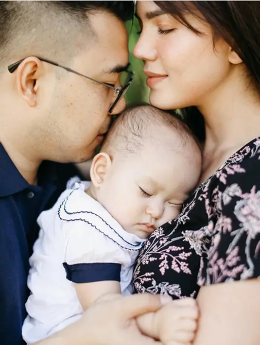 Beberapa bulan Alice Norin vakum dari layar kaca. Sejak kelahiran anak pertamanya Alita Naora Lawi pada 24 Januari 2017 silam, Alice jarang terlihat di layar kaca. Istri Alvin Yudhapatria itu fokus mengurus buah hatinya, Alita. (Instagram/alicenorin)