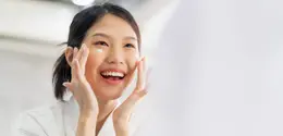 Panduan memilih serum pencerah yang aman dan efektif, dilengkapi langkah skincare harian sederhana untuk membantu menjaga kulit tetap cerah dan sehat. (Foto: lifestylememory/Freepik)