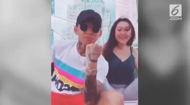 Younglex punya cara yang terbilang gombal saat akan mengecup pacar barunya, Kathy Indera.