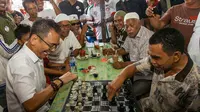 Sihar Sitorus bermain catur bersama warga (Liputan6.com/Reza Efendi).