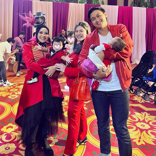 6 Potret Artis dan Anaknya Hadiri Ultah Ameena, Interaksi Para Bayi Bikin Gemas