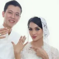 Ririn Ekawati dan suami Fery Wijaya. (foto: instagram.com/pipiembul)
