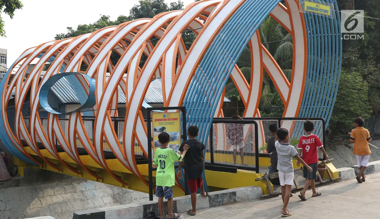 Anak-anak bermain di sekitar Jembatan Ketupat di Jalan Gajah Mada, Petojo, Jakarta, Kamis (8/8/2019). Jembatan Ketupat memiliki bentang 12,5 meter dan lebar 2,5 meter dengan waktu pengerjaan selama 45 hari. (Liputan6.com/Helmi Fithriansyah)