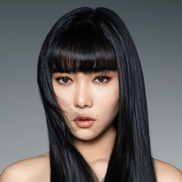 3. Rambut Lurus Hitam dengan Poni Tebal