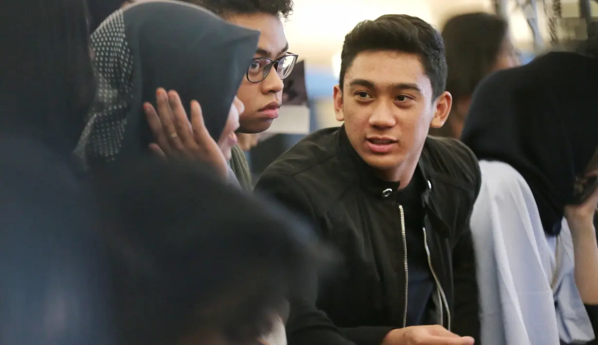 Setelah acara peluncuran buku ibu dan Inneke selesai, Daffa langsung bergegas meninggalkan tempat acara bersama seorang pria. Sambil berjalan cepat ia seperti menghindar dari kejaran wartawan yang telah menunggunya. (Adrian Putra/Bintang.com)