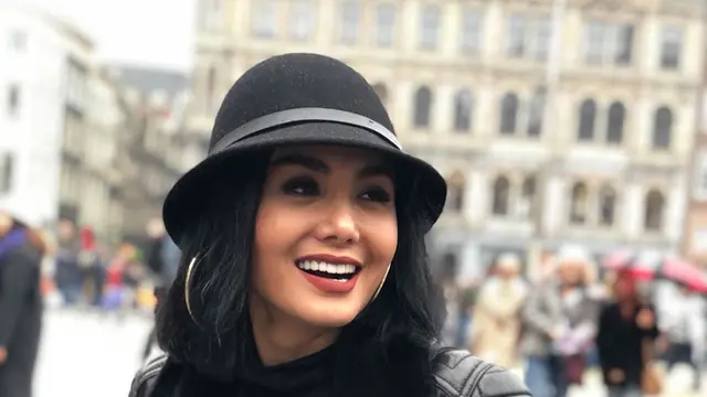 Gaya Yuni Shara yang Selalu Pakai Topi, Cantik dan Memesona