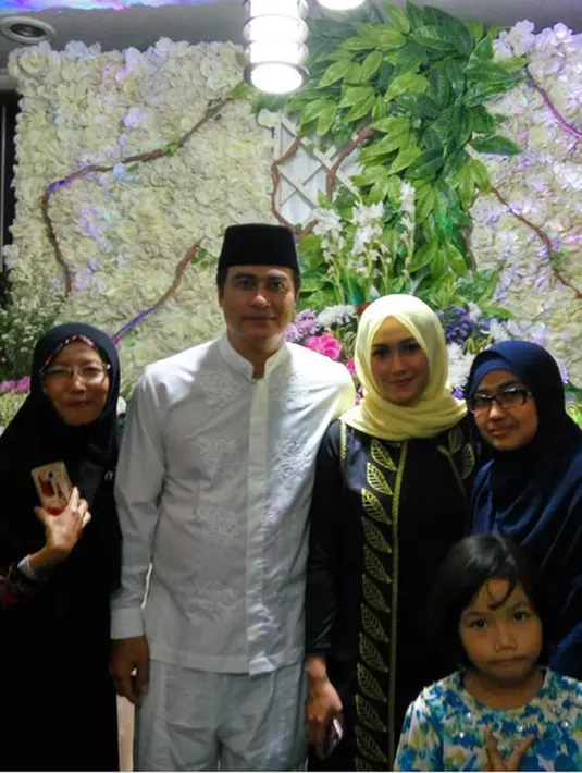 Ada yang membuat Adjie sedikit kecewa dengan pemberitaan selama ini. Pernikahan suci itu dianggap hanya sebagai pernikahan settingan. Menurutnya isu tersebut tidak mendasar. (Instagram/tetty.w)