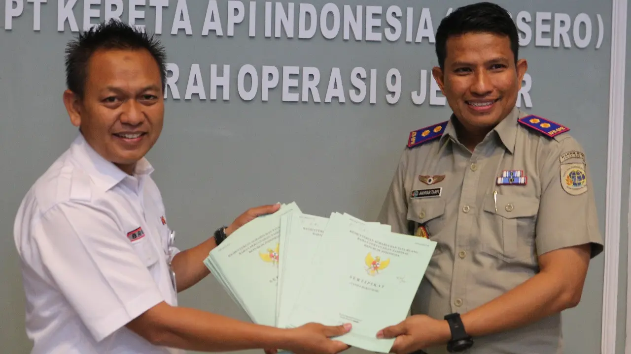 Kepala BPN Kabupaten Jember Akhyar Tarfi (Kiri) menyertakan sertifikat aset milik PT KAI Daop 9 Jember (Istimewa)