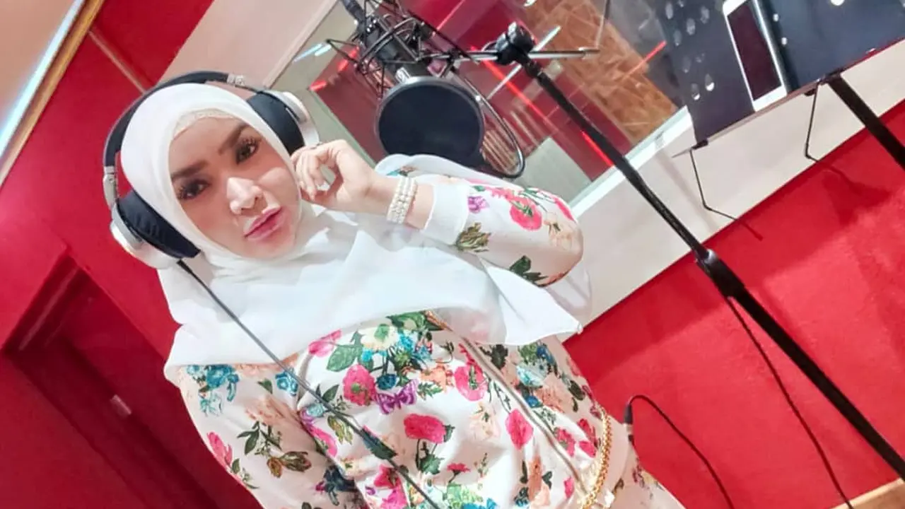 Roro Fitria (https://www.instagram.com/p/CZ12EJFverW/)