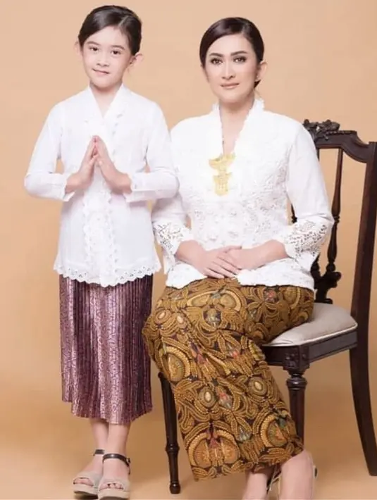 <p>Bersama sang anak semata wayang, Nafa tampil kompak mengenakan kebaya putih brokat, dipadukan kain batik cokelat. Aksesori bros keemasan pun menambah penampilannya.&nbsp;@nafaurbach</p>